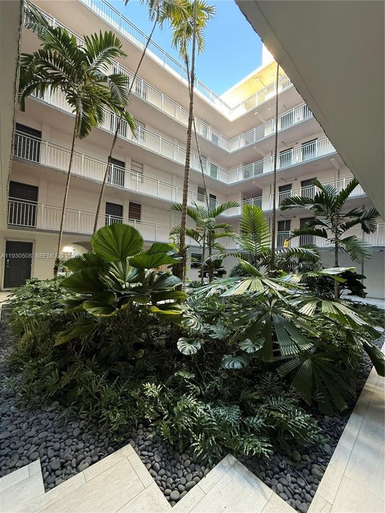 For Sale: $297,000 (1 beds, 1 baths, 741 Square Feet)