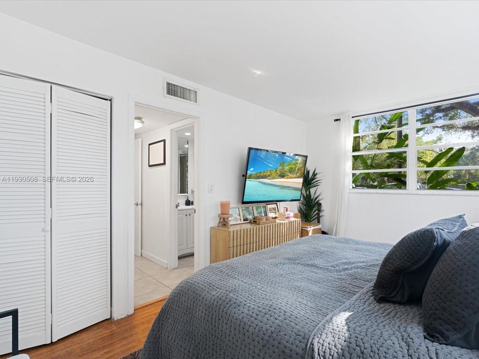 For Sale: $299,500 (1 beds, 1 baths, 741 Square Feet)