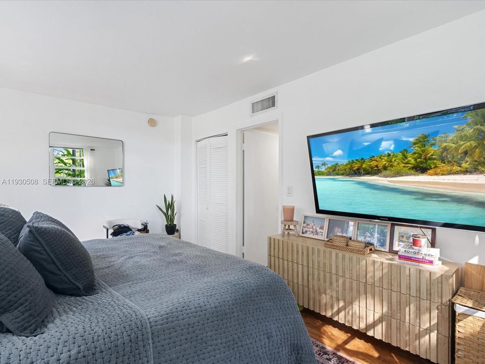For Sale: $299,500 (1 beds, 1 baths, 741 Square Feet)