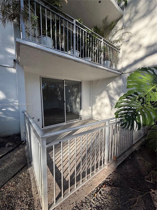 For Sale: $297,000 (1 beds, 1 baths, 741 Square Feet)