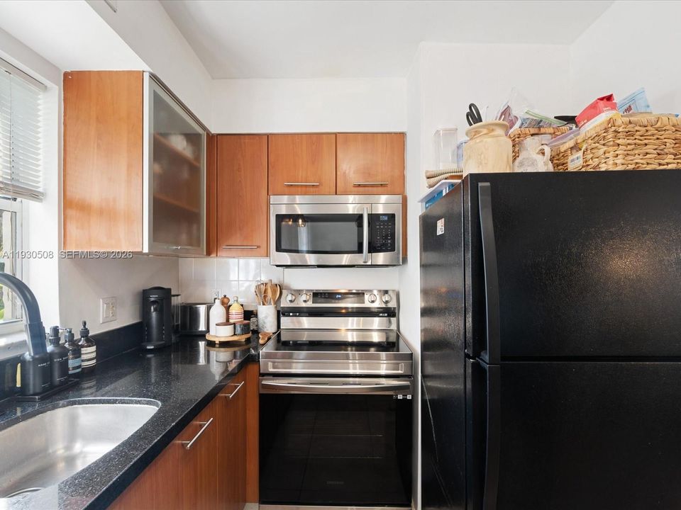For Sale: $299,500 (1 beds, 1 baths, 741 Square Feet)