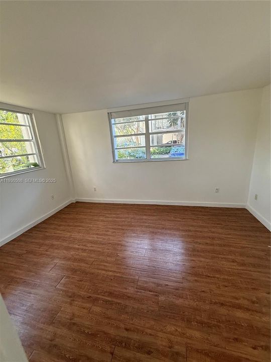 For Sale: $297,000 (1 beds, 1 baths, 741 Square Feet)