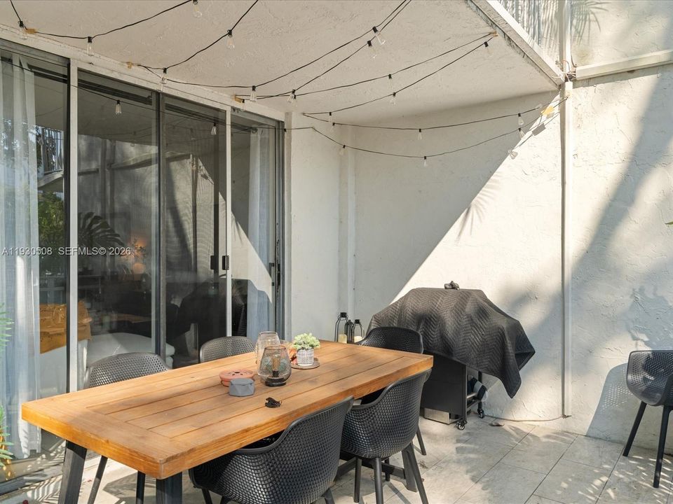For Sale: $299,500 (1 beds, 1 baths, 741 Square Feet)