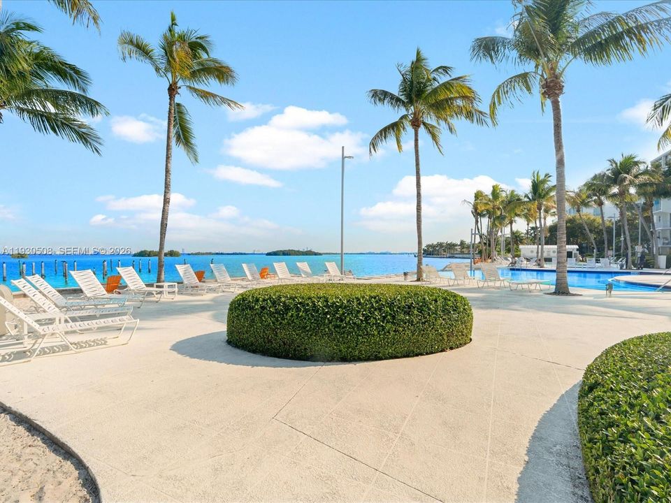 For Sale: $299,500 (1 beds, 1 baths, 741 Square Feet)