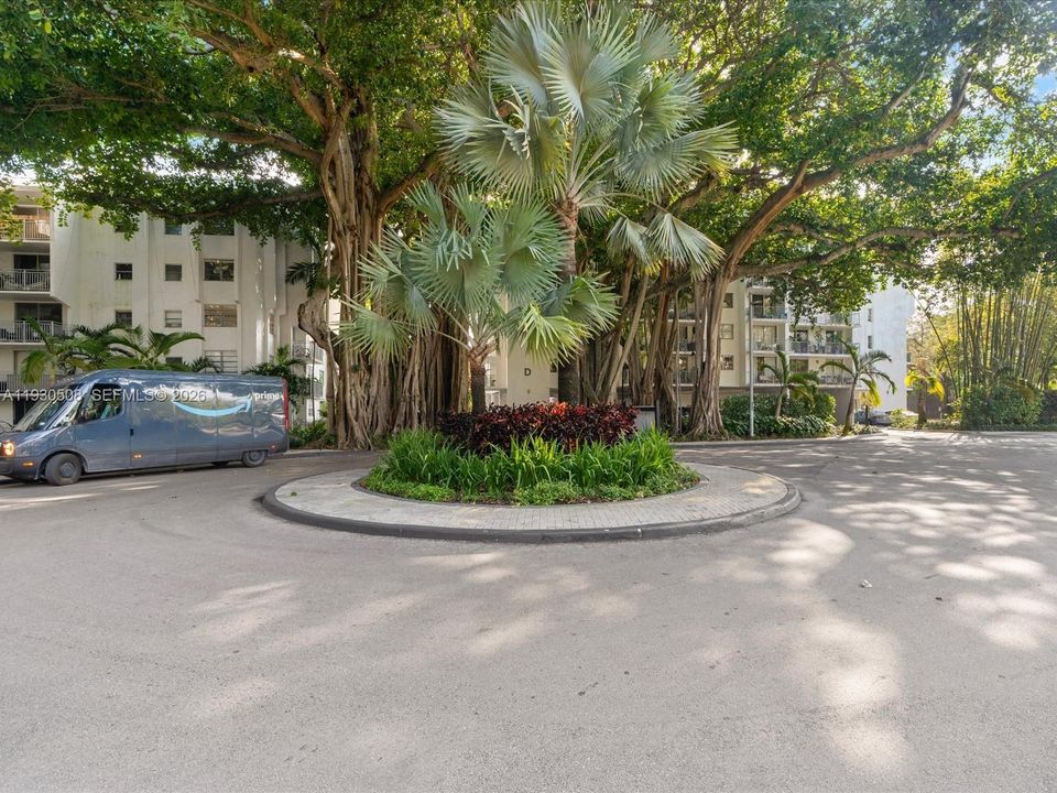 For Sale: $299,500 (1 beds, 1 baths, 741 Square Feet)