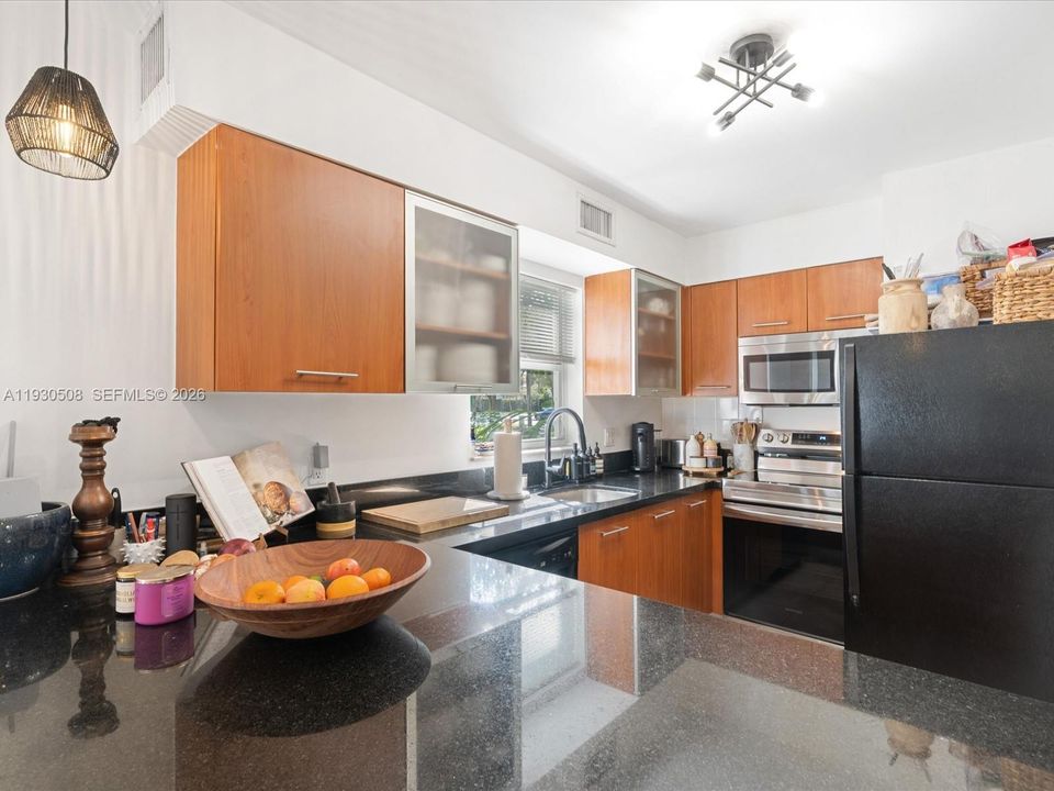 For Sale: $299,500 (1 beds, 1 baths, 741 Square Feet)