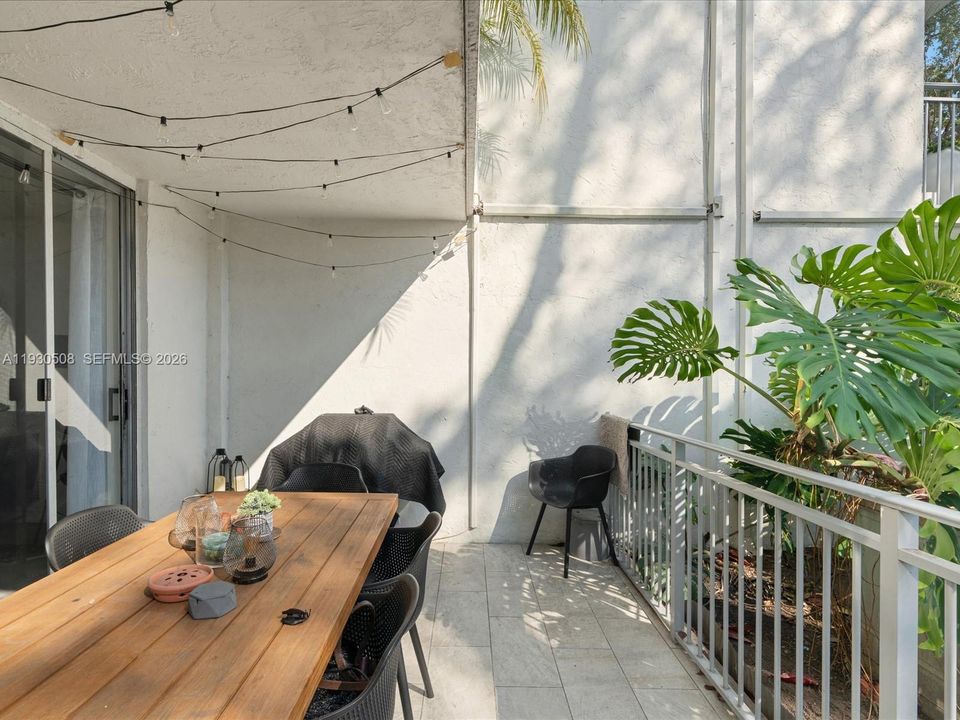 For Sale: $299,500 (1 beds, 1 baths, 741 Square Feet)
