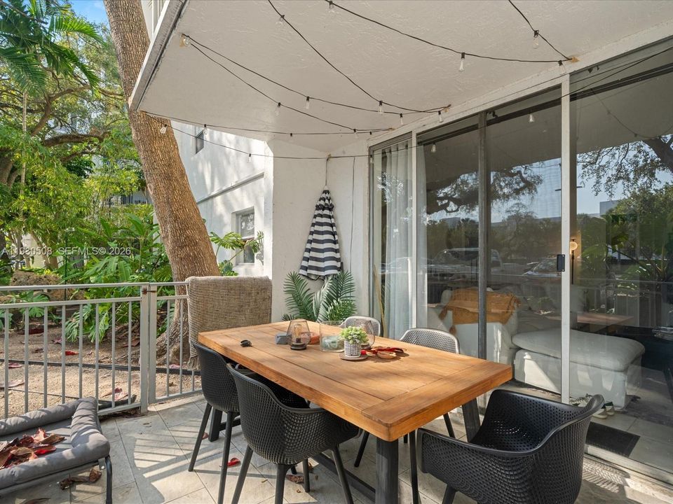 For Sale: $299,500 (1 beds, 1 baths, 741 Square Feet)
