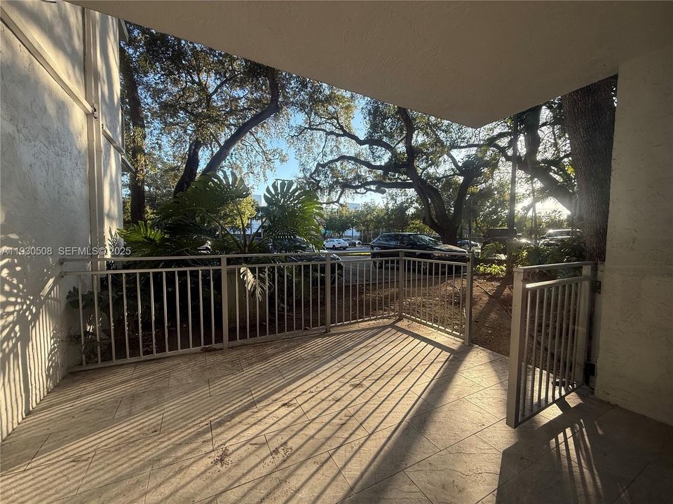 For Sale: $297,000 (1 beds, 1 baths, 741 Square Feet)