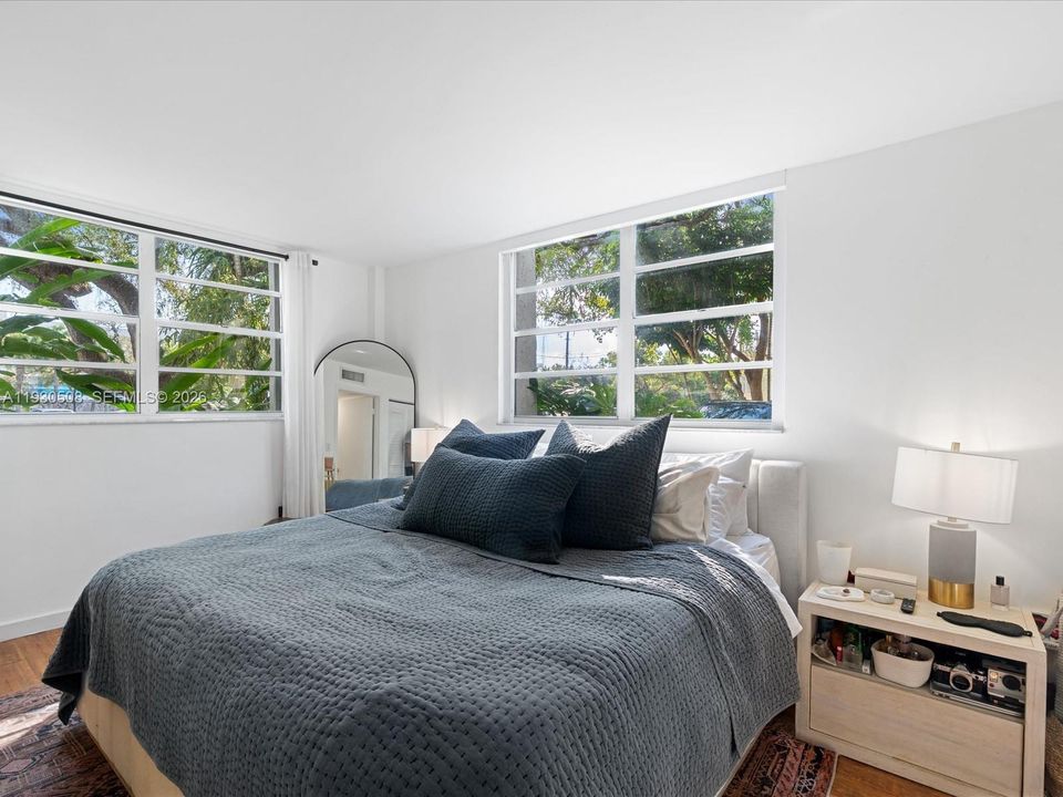 For Sale: $299,500 (1 beds, 1 baths, 741 Square Feet)