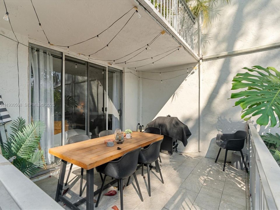 For Sale: $299,500 (1 beds, 1 baths, 741 Square Feet)