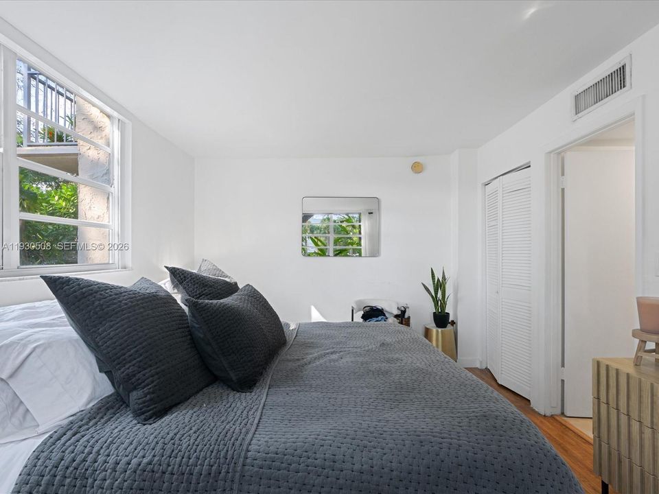 For Sale: $299,500 (1 beds, 1 baths, 741 Square Feet)
