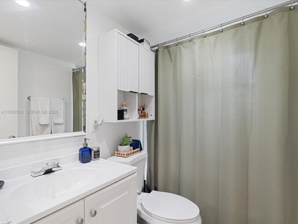 For Sale: $299,500 (1 beds, 1 baths, 741 Square Feet)