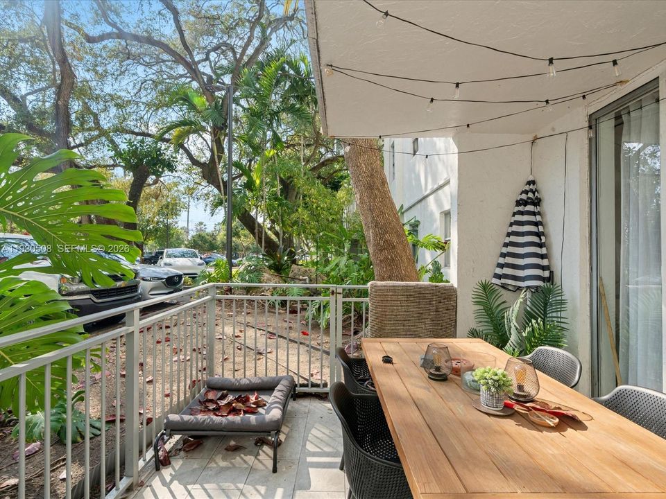 For Sale: $299,500 (1 beds, 1 baths, 741 Square Feet)