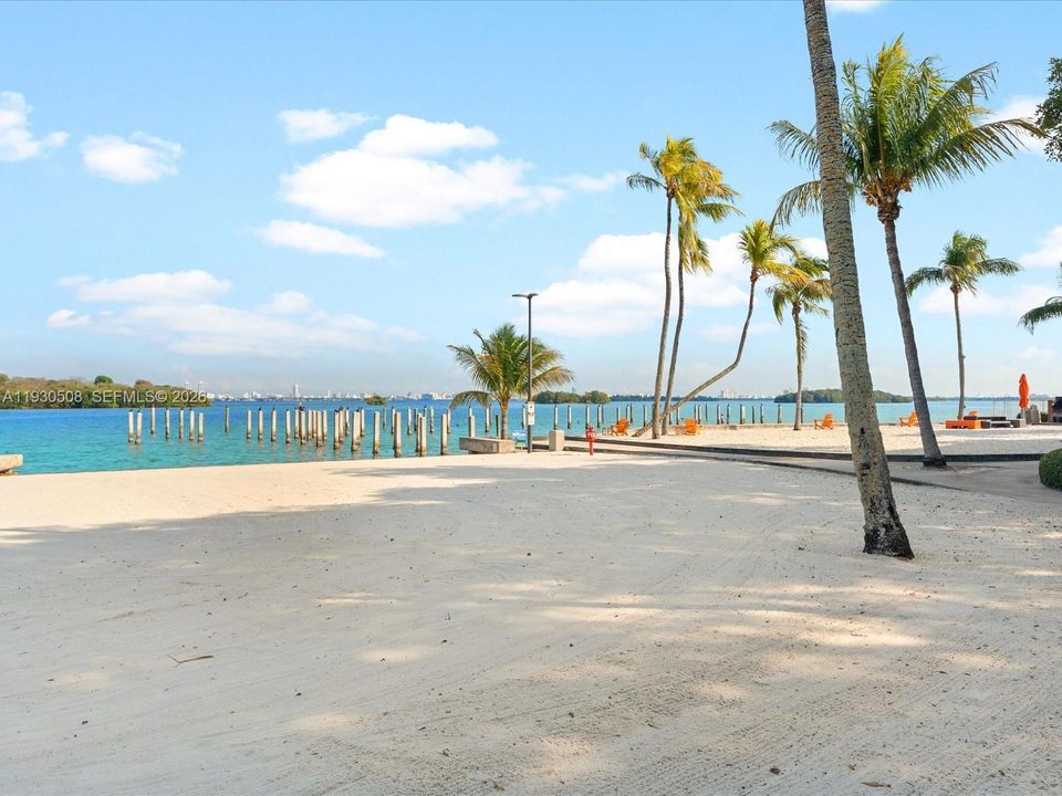 For Sale: $299,500 (1 beds, 1 baths, 741 Square Feet)