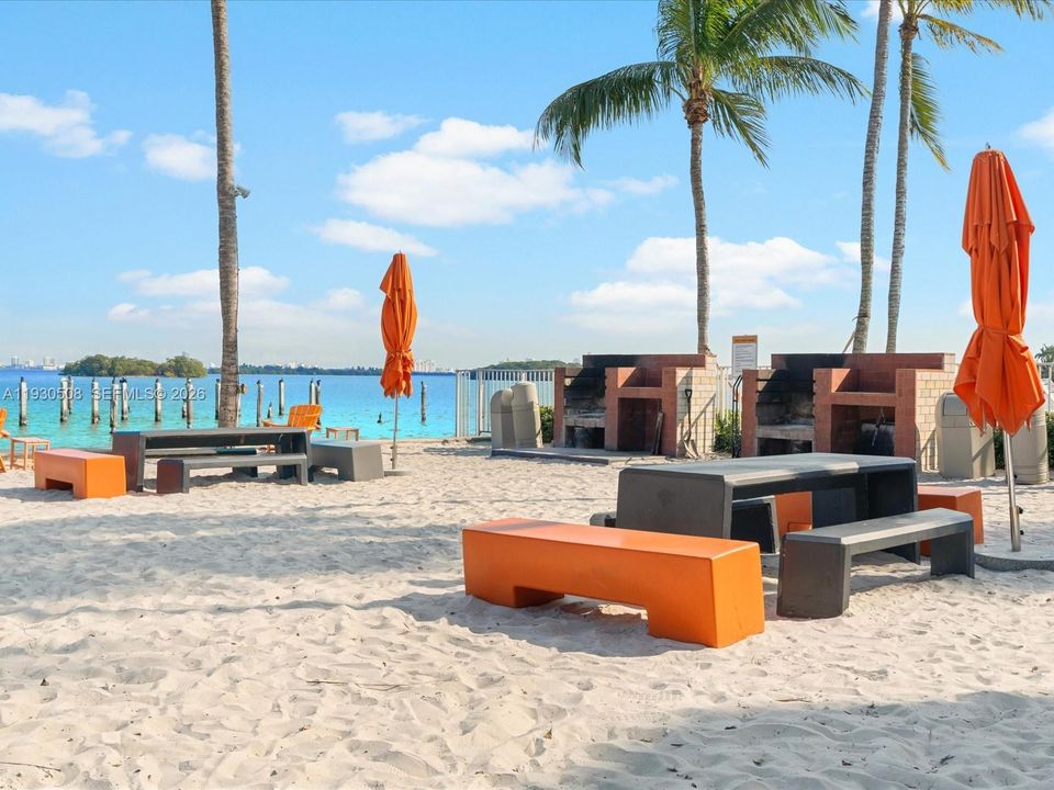 For Sale: $299,500 (1 beds, 1 baths, 741 Square Feet)