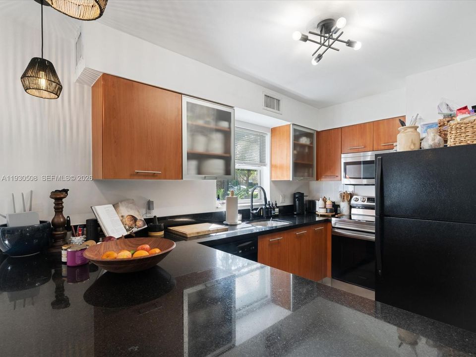 For Sale: $299,500 (1 beds, 1 baths, 741 Square Feet)