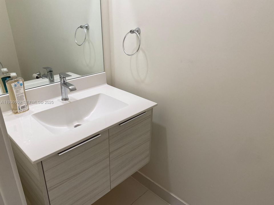 出租: $4,000 (3 贝兹, 2 浴室, 2379 平方英尺)