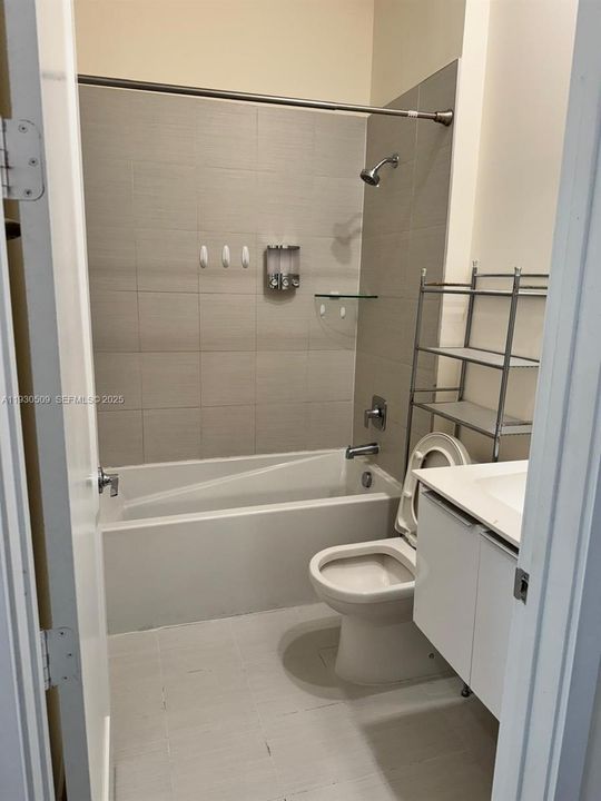 出租: $4,000 (3 贝兹, 2 浴室, 2379 平方英尺)