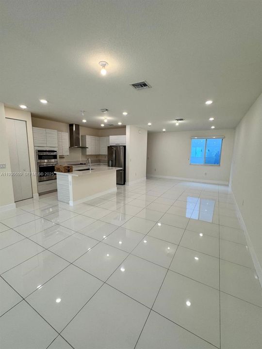 出租: $4,000 (3 贝兹, 2 浴室, 2379 平方英尺)