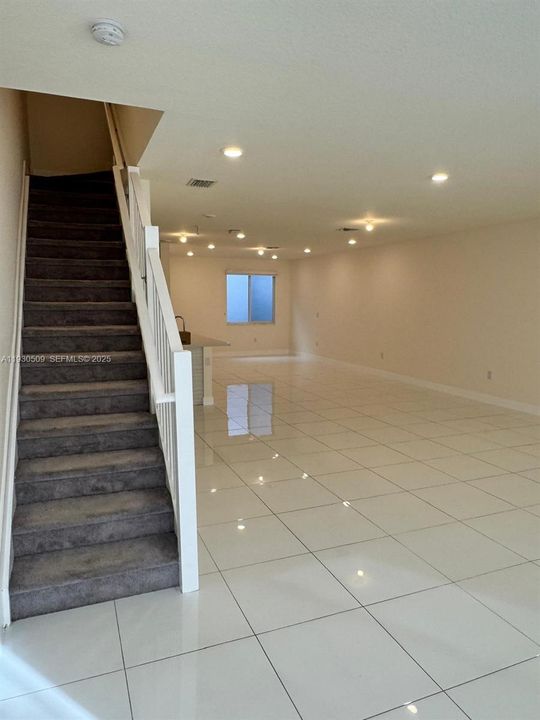 出租: $4,000 (3 贝兹, 2 浴室, 2379 平方英尺)