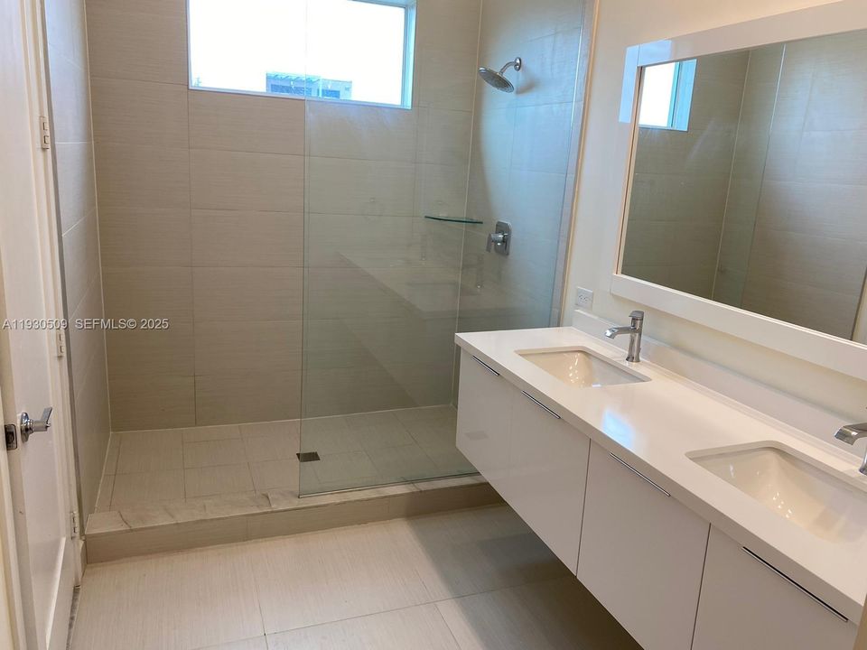 出租: $4,000 (3 贝兹, 2 浴室, 2379 平方英尺)