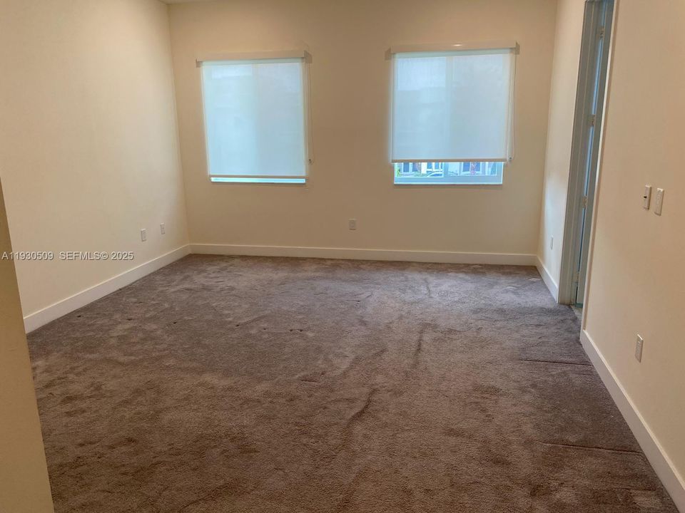 出租: $4,000 (3 贝兹, 2 浴室, 2379 平方英尺)