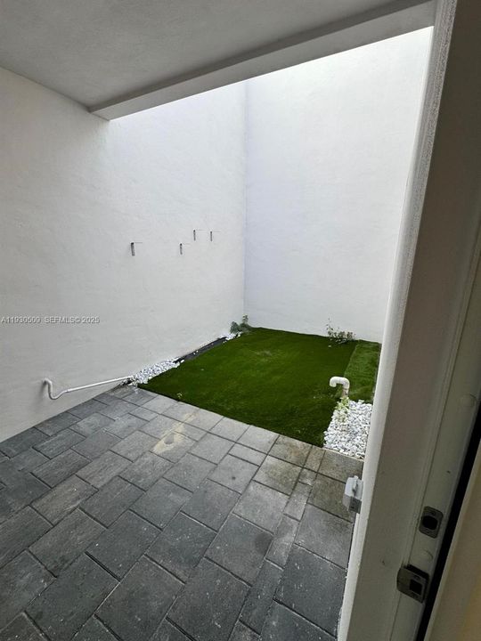 出租: $4,000 (3 贝兹, 2 浴室, 2379 平方英尺)