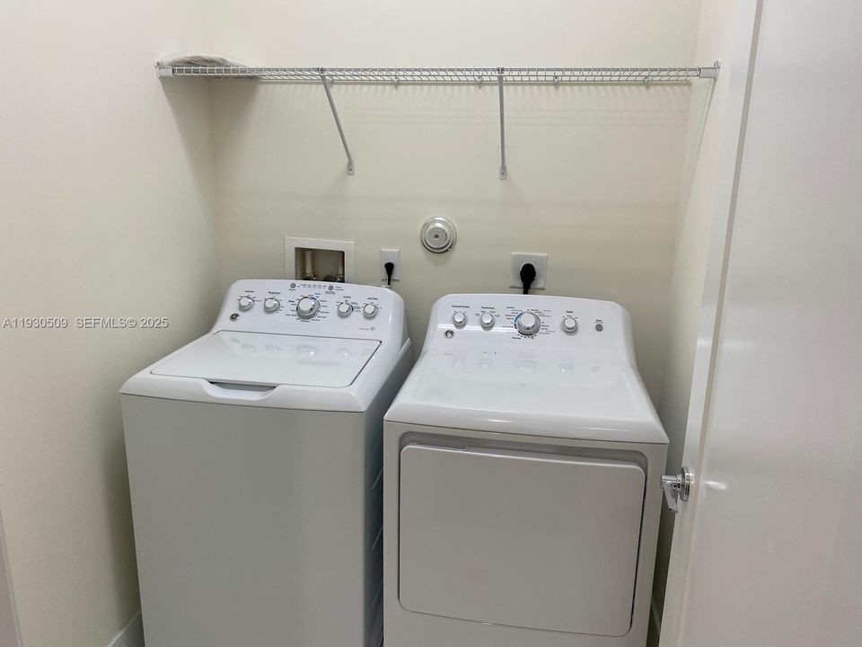 出租: $4,000 (3 贝兹, 2 浴室, 2379 平方英尺)