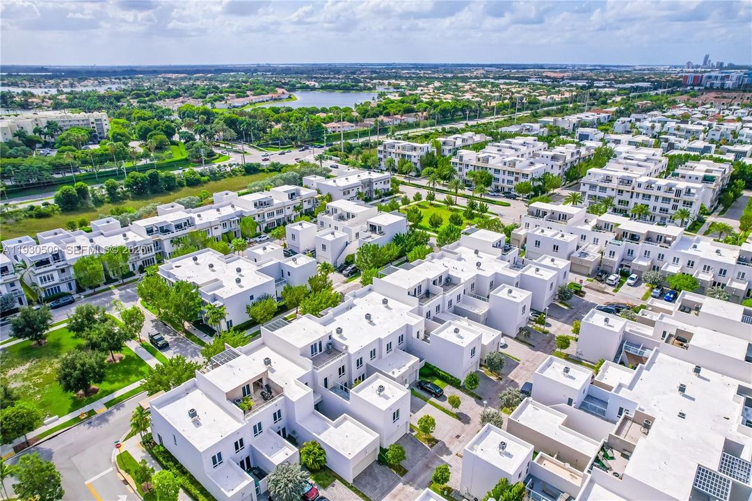 出租: $4,000 (3 贝兹, 2 浴室, 2379 平方英尺)