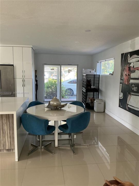 En Venta: $810,000 (4 camas, 2 baños, 2461 Pies cuadrados)