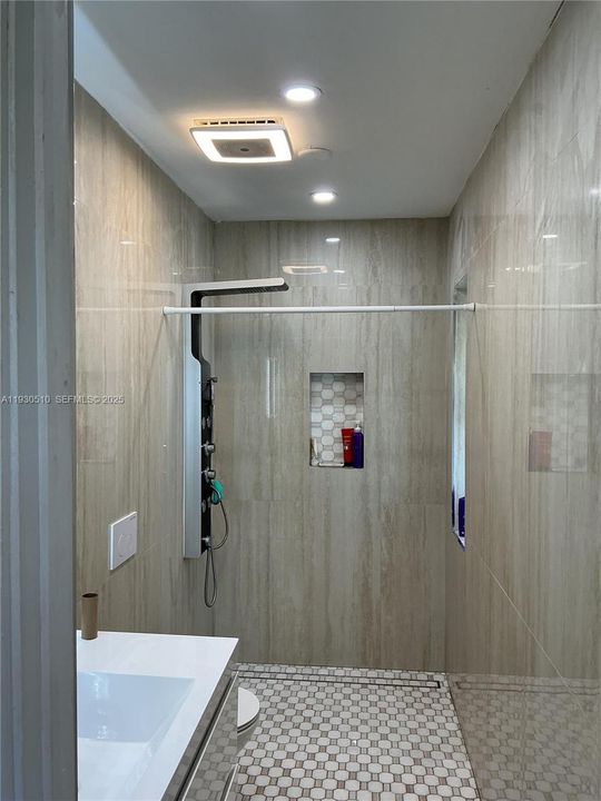 En Venta: $810,000 (4 camas, 2 baños, 2461 Pies cuadrados)