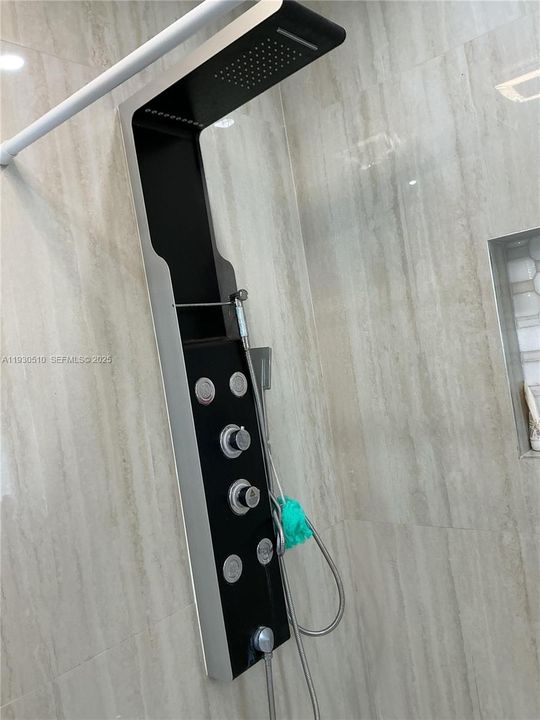 En Venta: $810,000 (4 camas, 2 baños, 2461 Pies cuadrados)