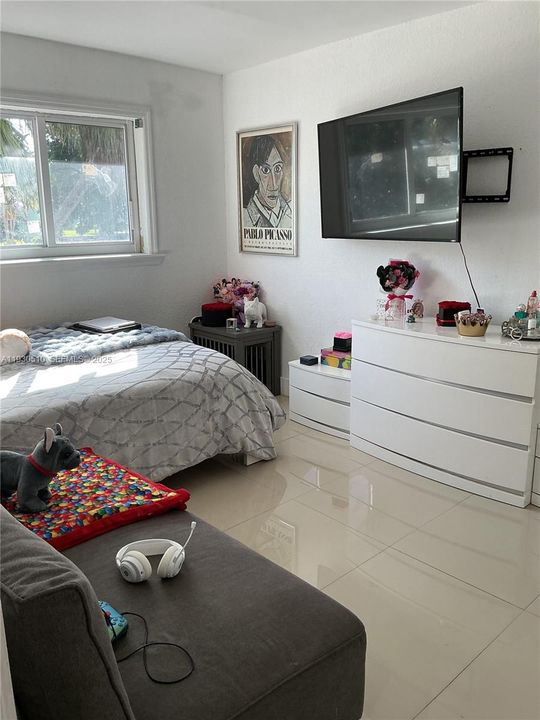 En Venta: $810,000 (4 camas, 2 baños, 2461 Pies cuadrados)