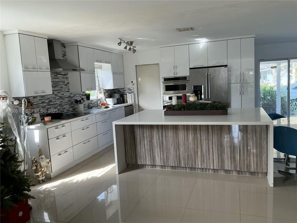 En Venta: $810,000 (4 camas, 2 baños, 2461 Pies cuadrados)