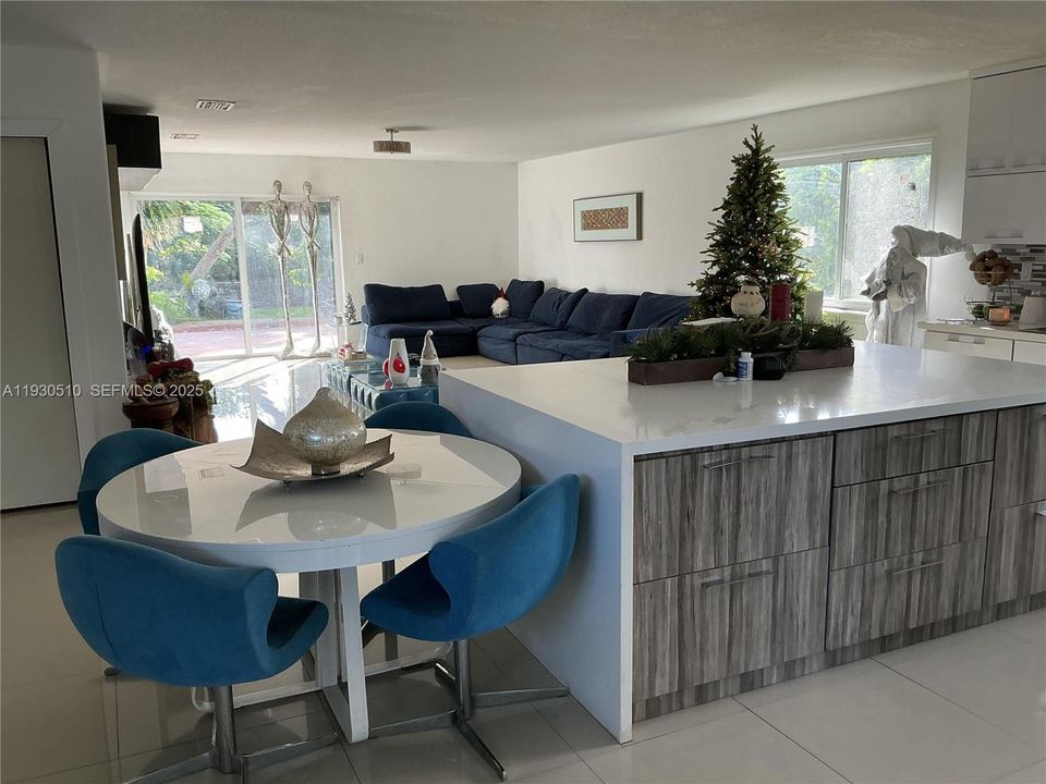 En Venta: $810,000 (4 camas, 2 baños, 2461 Pies cuadrados)