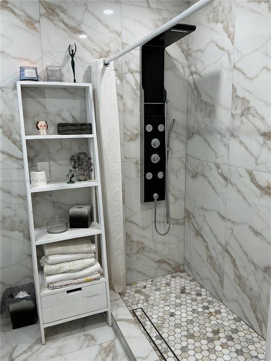 En Venta: $810,000 (4 camas, 2 baños, 2461 Pies cuadrados)