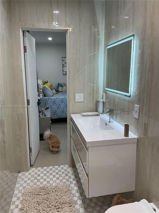 En Venta: $810,000 (4 camas, 2 baños, 2461 Pies cuadrados)