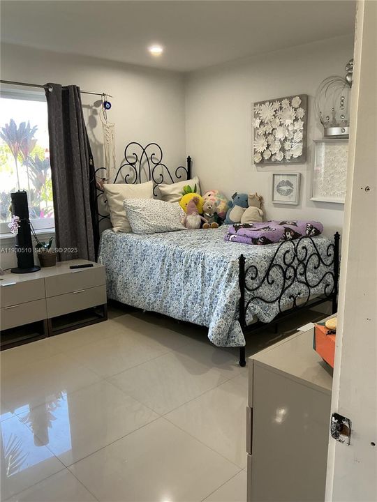 En Venta: $810,000 (4 camas, 2 baños, 2461 Pies cuadrados)