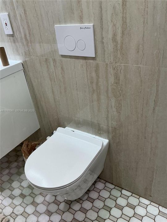 En Venta: $810,000 (4 camas, 2 baños, 2461 Pies cuadrados)