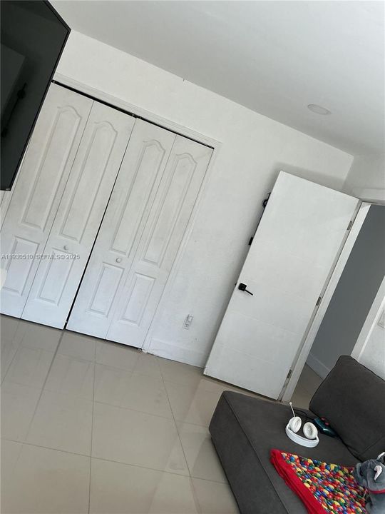 En Venta: $810,000 (4 camas, 2 baños, 2461 Pies cuadrados)