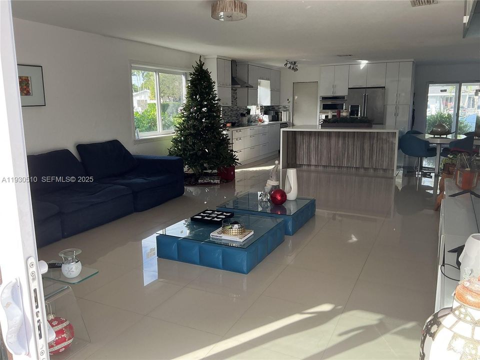 En Venta: $810,000 (4 camas, 2 baños, 2461 Pies cuadrados)