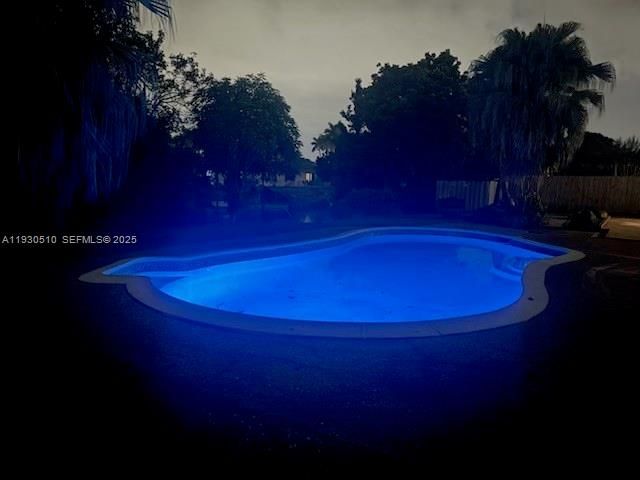 En Venta: $810,000 (4 camas, 2 baños, 2461 Pies cuadrados)