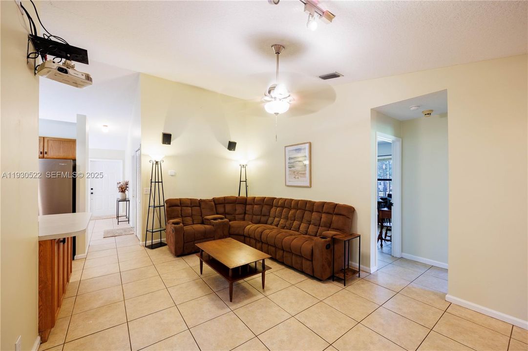 En Venta: $585,000 (3 camas, 2 baños, 1556 Pies cuadrados)