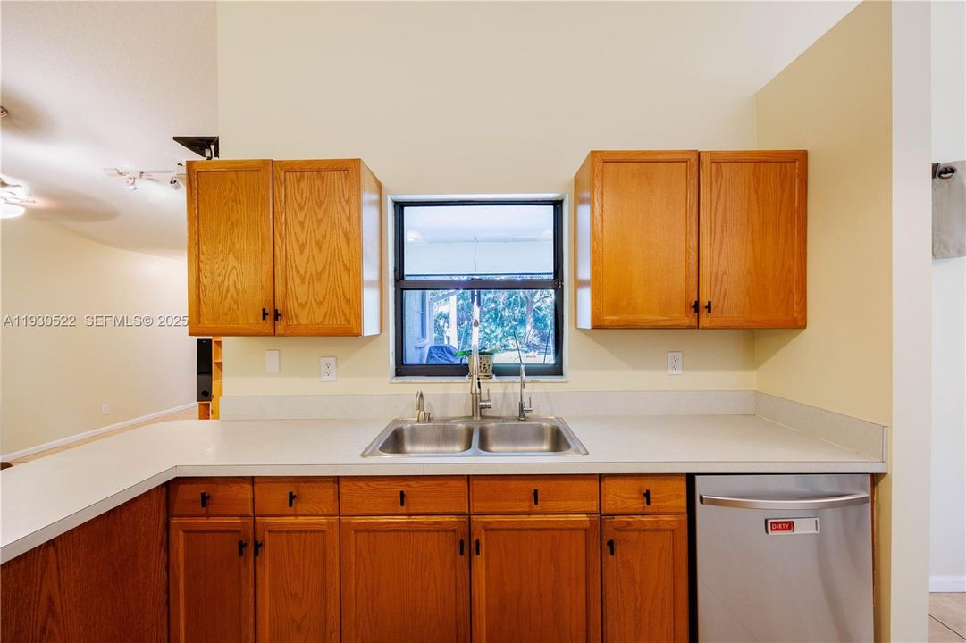 En Venta: $585,000 (3 camas, 2 baños, 1556 Pies cuadrados)