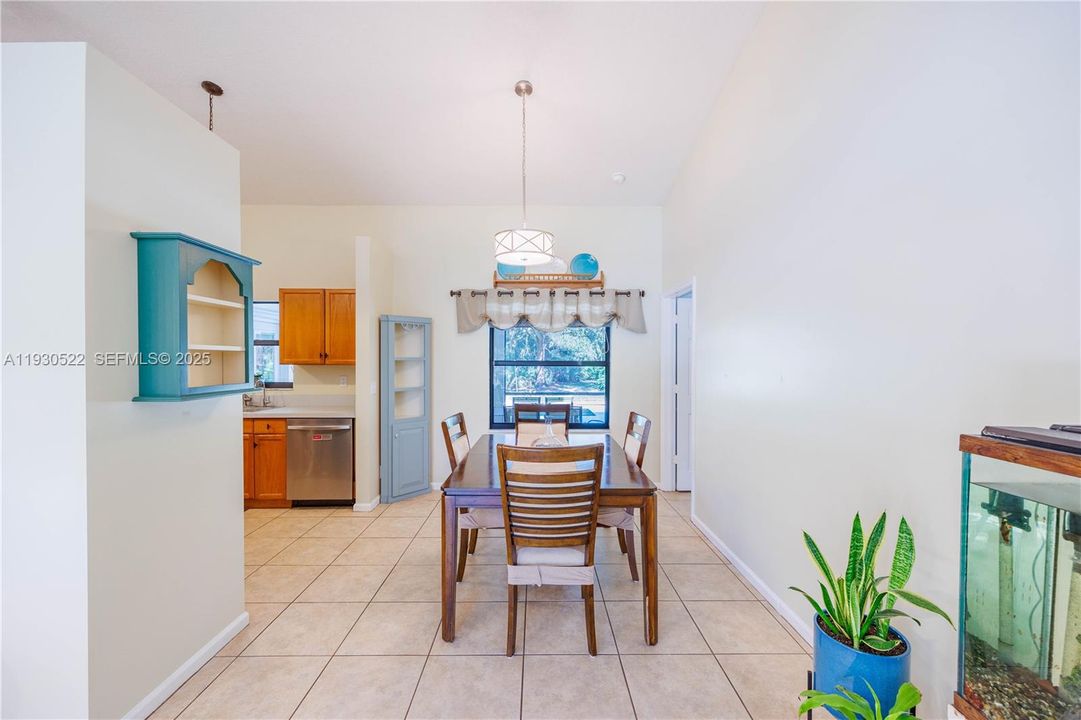 En Venta: $585,000 (3 camas, 2 baños, 1556 Pies cuadrados)