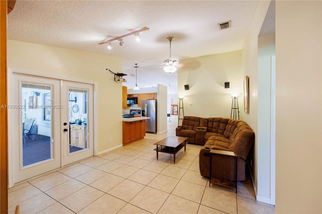 En Venta: $585,000 (3 camas, 2 baños, 1556 Pies cuadrados)