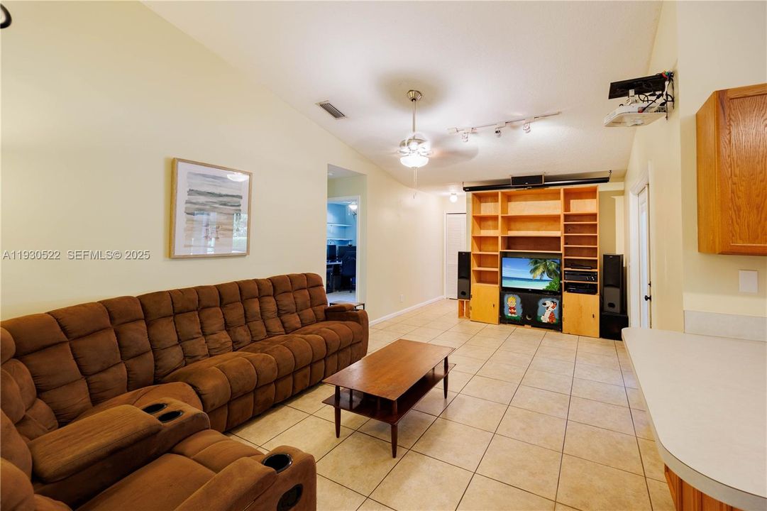 En Venta: $585,000 (3 camas, 2 baños, 1556 Pies cuadrados)