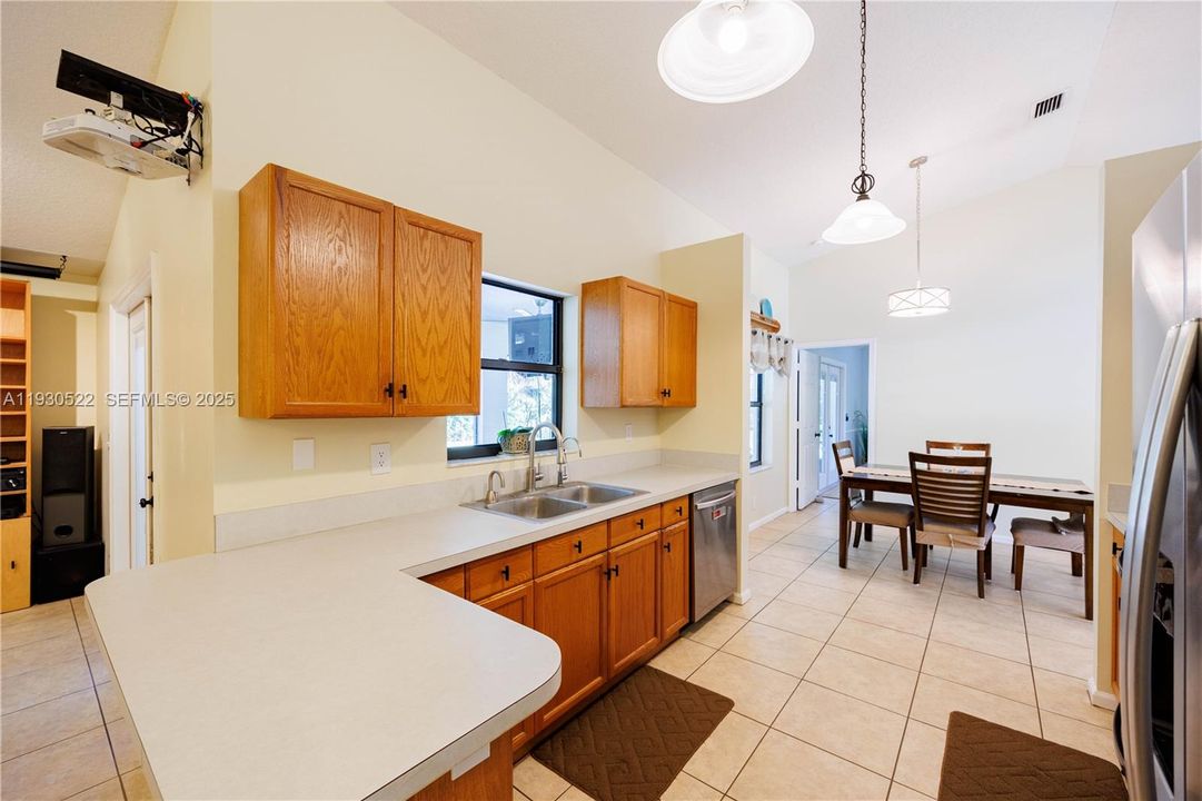 En Venta: $585,000 (3 camas, 2 baños, 1556 Pies cuadrados)