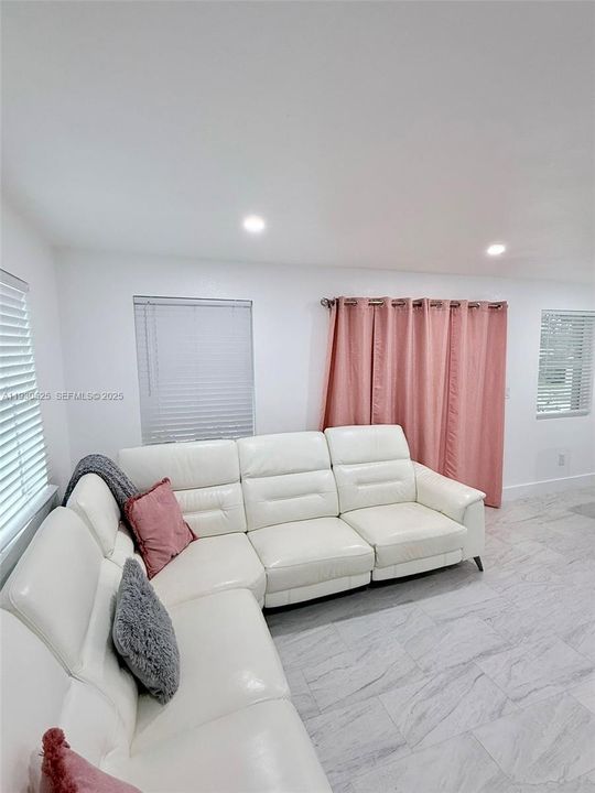 На продажу: $790,000 (5 спален, 3 ванн, 1606 Квадратных фут)